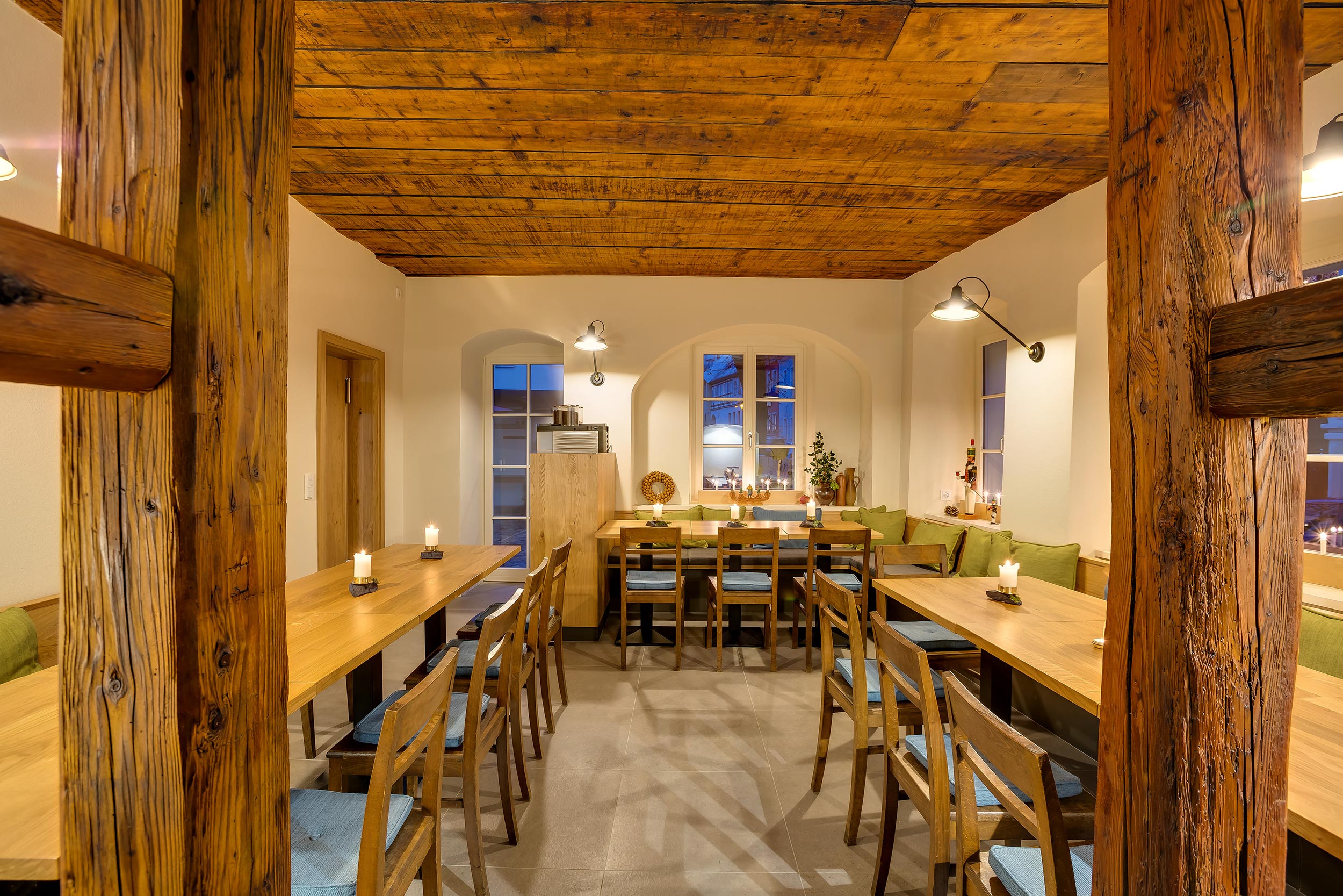 rustikal, modernes Restaurant vom grünem Zweig